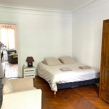 Real Parisian With 2 Bedrooms And Ac Apartmán