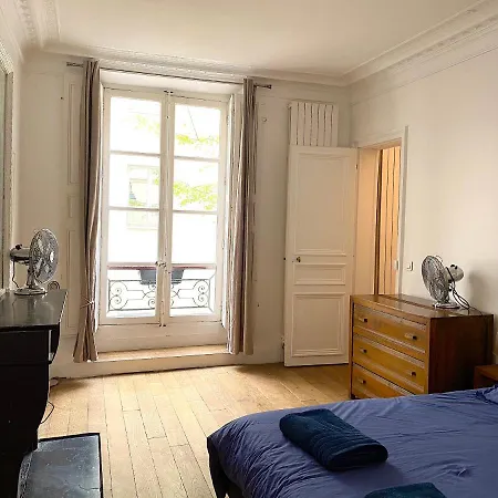 Real Parisian With 2 Bedrooms And Ac Apartmán