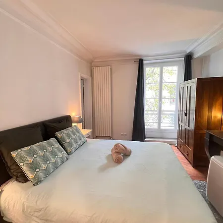 Real Parisian With 2 Bedrooms And Ac パリ