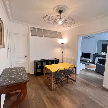 Real Parisian With 2 Bedrooms And Ac París
