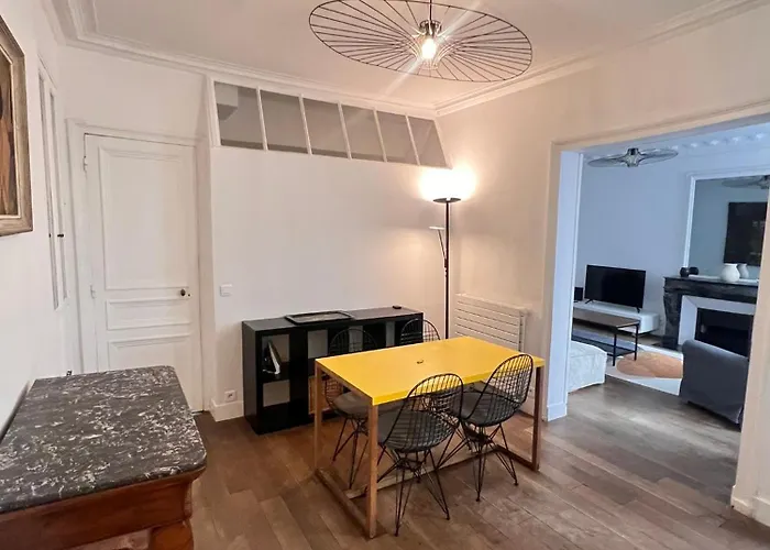 Real Parisian With 2 Bedrooms And Ac パリ